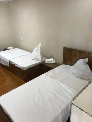 Отели типа «постель и завтрак» Astoria B&B Ош Кровать в общем номере для мужчин с 4 кроватями-4